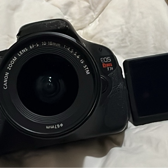 Nice camera.It is EOS Rebel T31 with extended lens Unfortunately missing battery - Picture 3 of 5